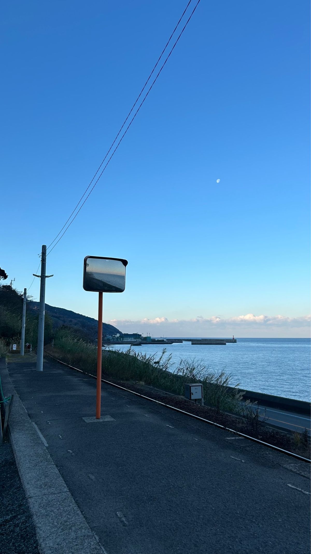 下灘駅
朝の始発にのって、下灘駅へ。
朝日と青い空と綺麗な海。幸せすぎた