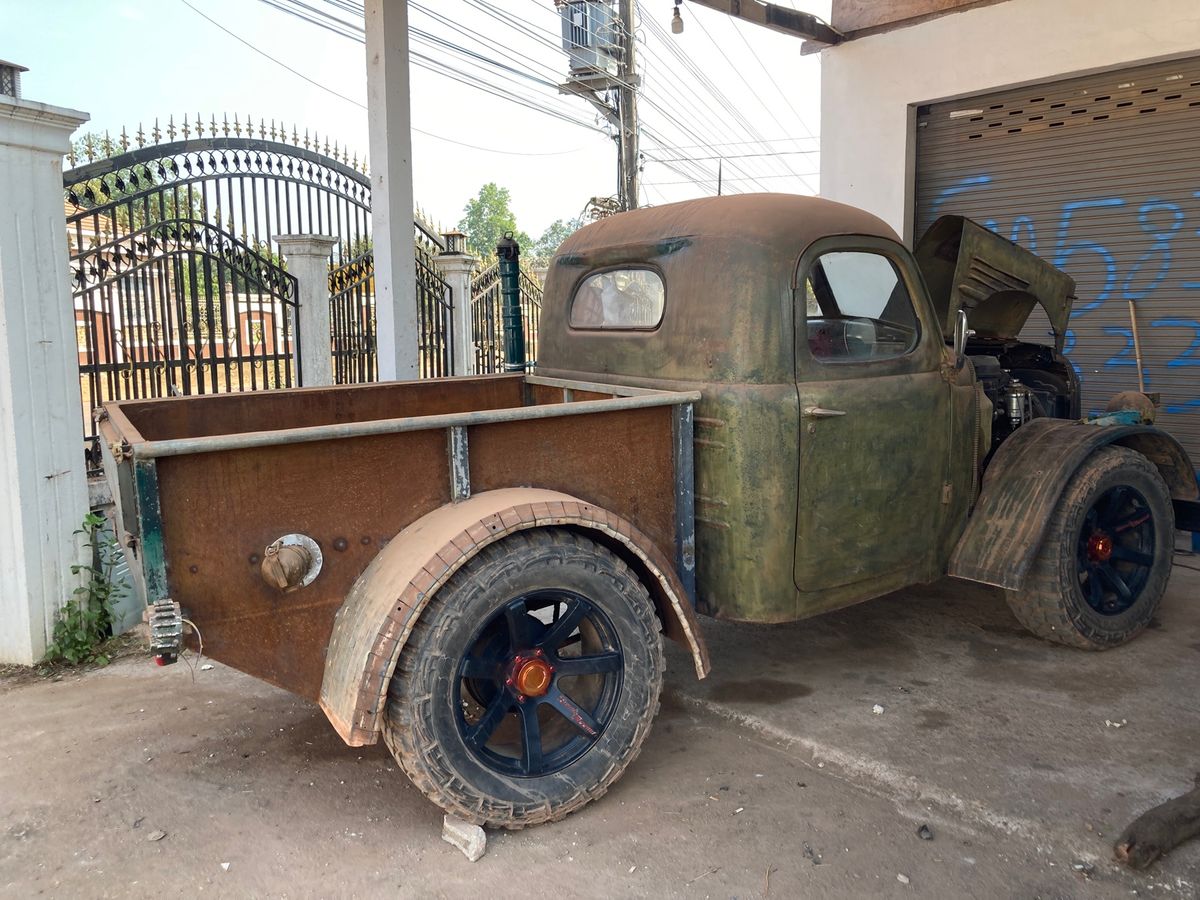 バンケーン。
散歩してたらずいぶん古い車に遭遇。見せてもらいました。ソ連製...