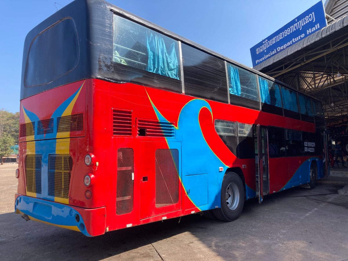 ターケークからパークセーまでバス移動。
二階建てバスの寝台で基本一つのスペ...