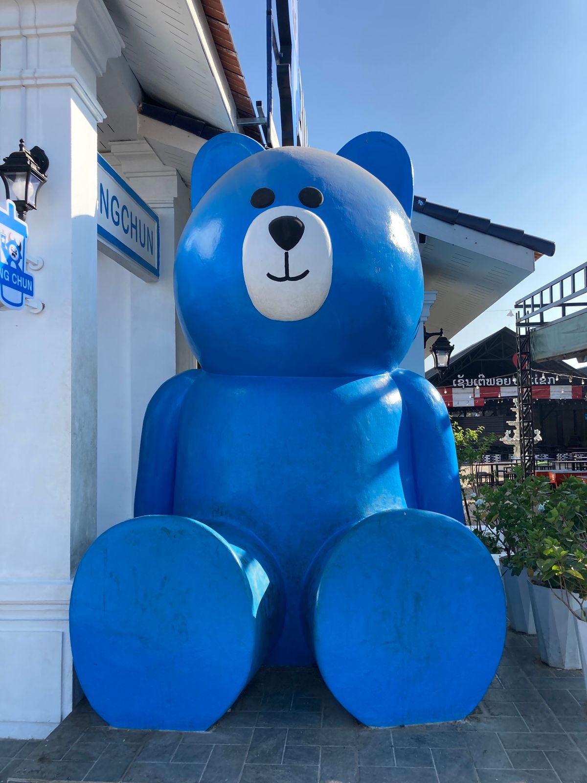 ターケーク
朝のメコン川。対岸はタイ。
前回は茶色だったクマが青に変身。
...