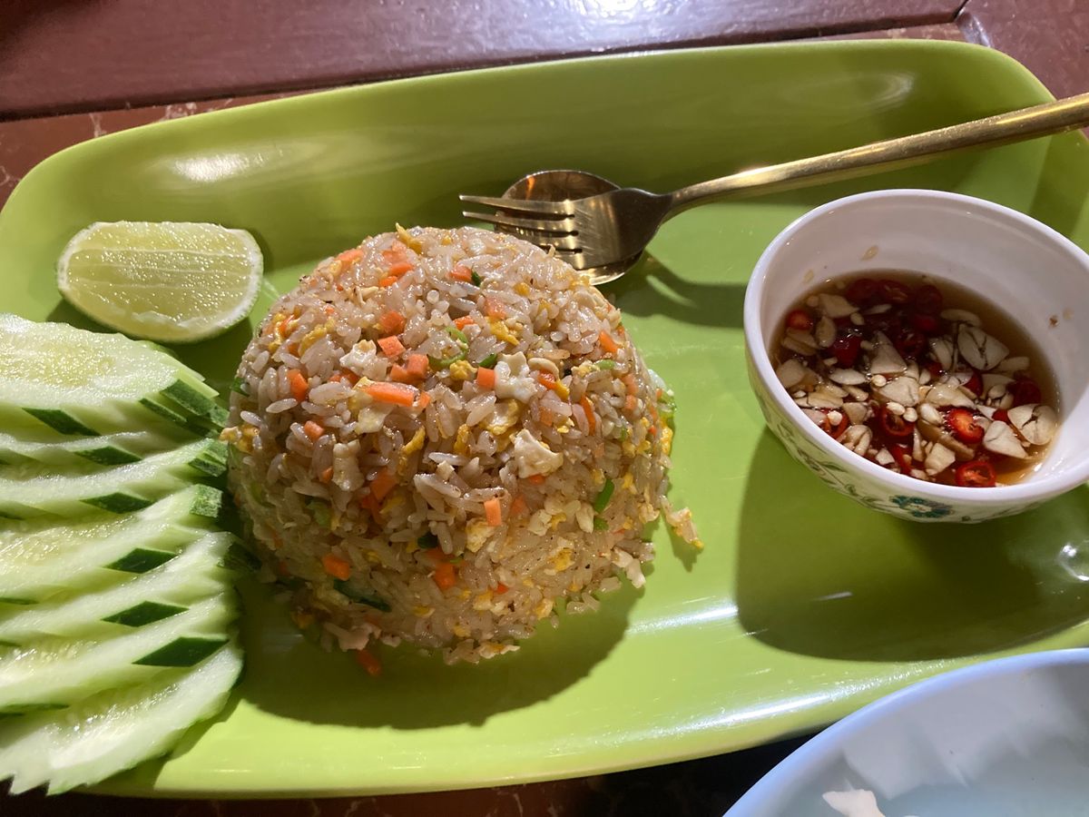 初のラオス南部・パークセー。バスが夜到着でとりあえず夕食。美味しい。