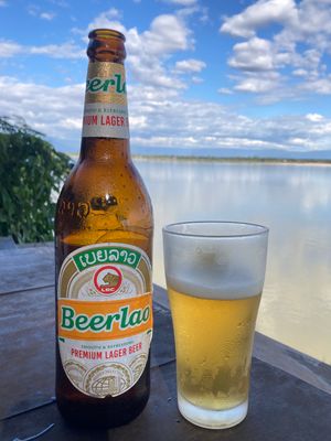 チャンパーサック
メコン川沿いのホテルのレストランでランチ。西洋人向けのよ...