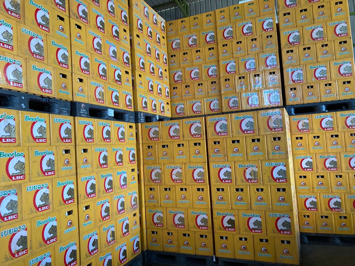 パークソン
散歩をしつつ、綺麗めなカフェへ。
ビアラオ卸売店でビアラオケー...