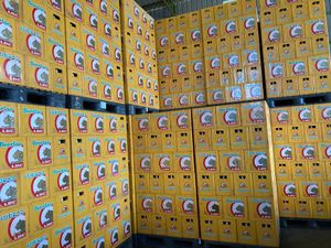 パークソン
散歩をしつつ、綺麗めなカフェへ。
ビアラオ卸売店でビアラオケー...