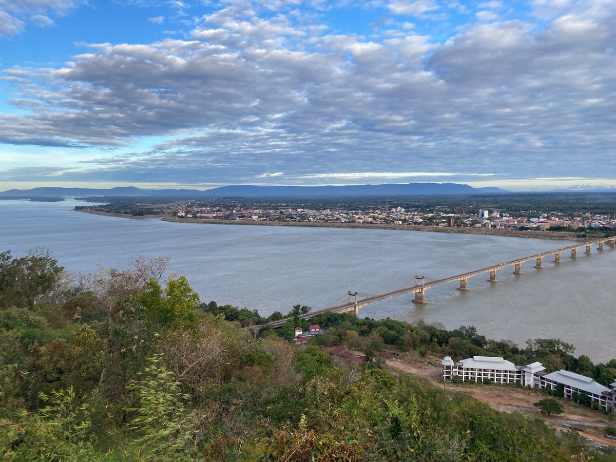 早朝にバイクでワット・プーサラオへ。朝日と仏像、ラオス日本大橋も見えてサイ...