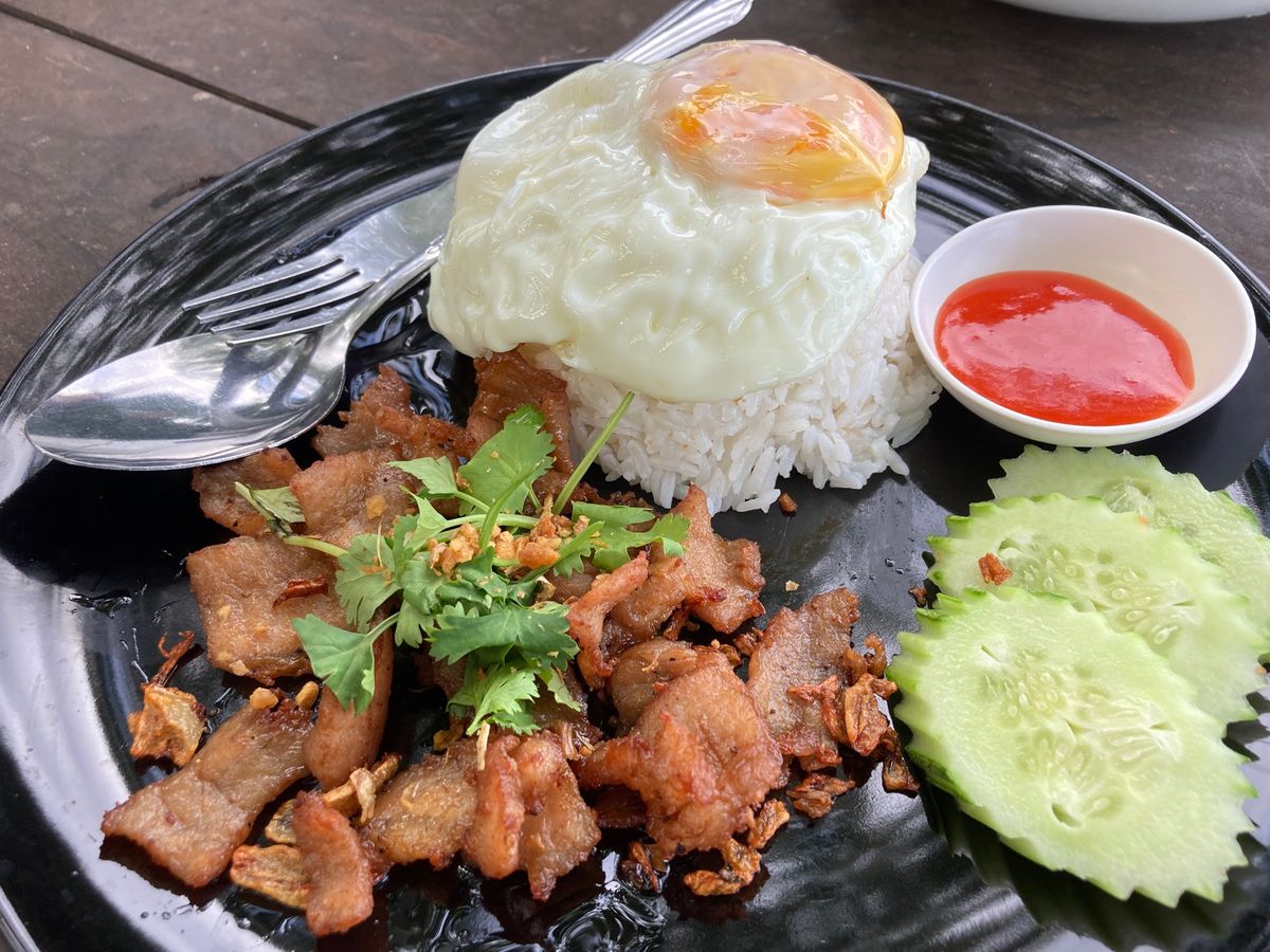 チャンパーサック
メコン川沿いのホテルのレストランでランチ。西洋人向けのよ...