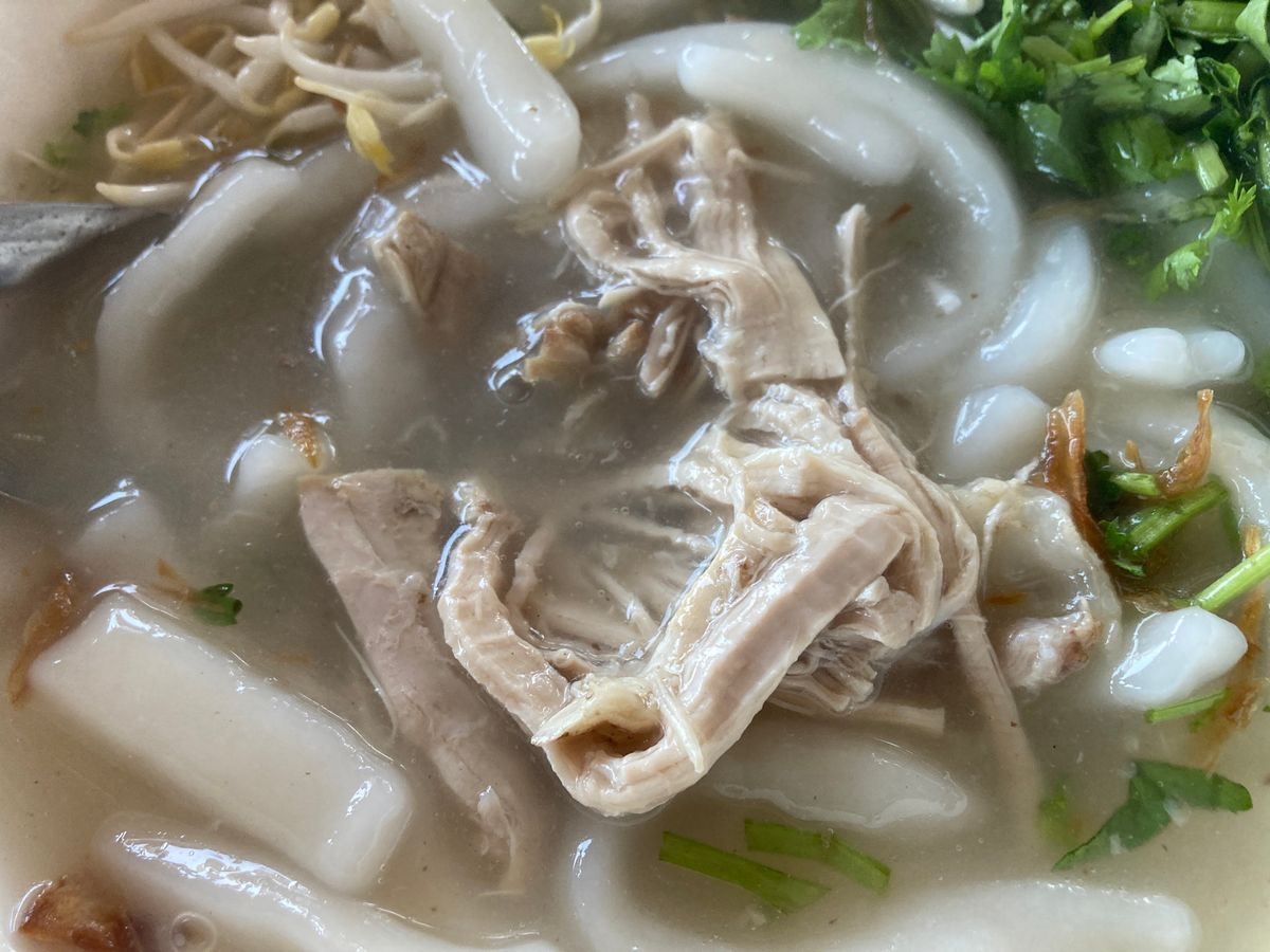 バンケーン
市場の朝食を諦めて町のメインの道路方面へ。屋台的な麺屋さん発見...