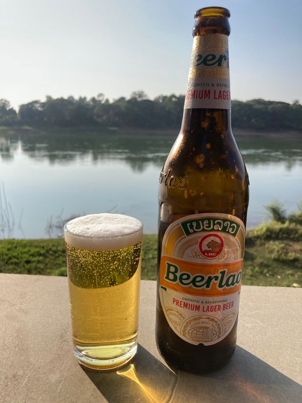 ラオス人民民主共和国・ルアンパバーン「ラオス」の写真：バンケーン
ナムグム川沿いに何軒も飲み屋...