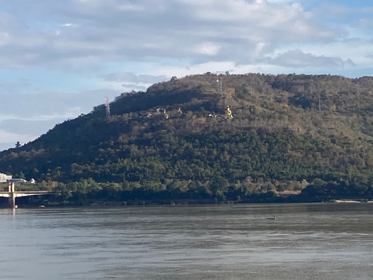 メコンのほとりを散歩。対岸の山の中腹に小さくワット・プーサラオの仏像も見えます。