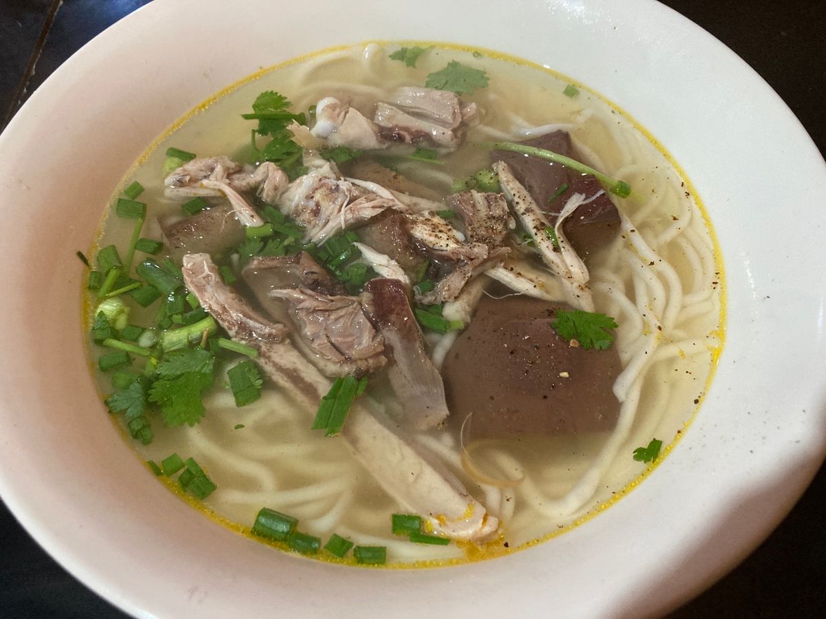 パークセー
朝食は市場の麺屋さんで米麺カオピヤックセン。お店では20年以上...