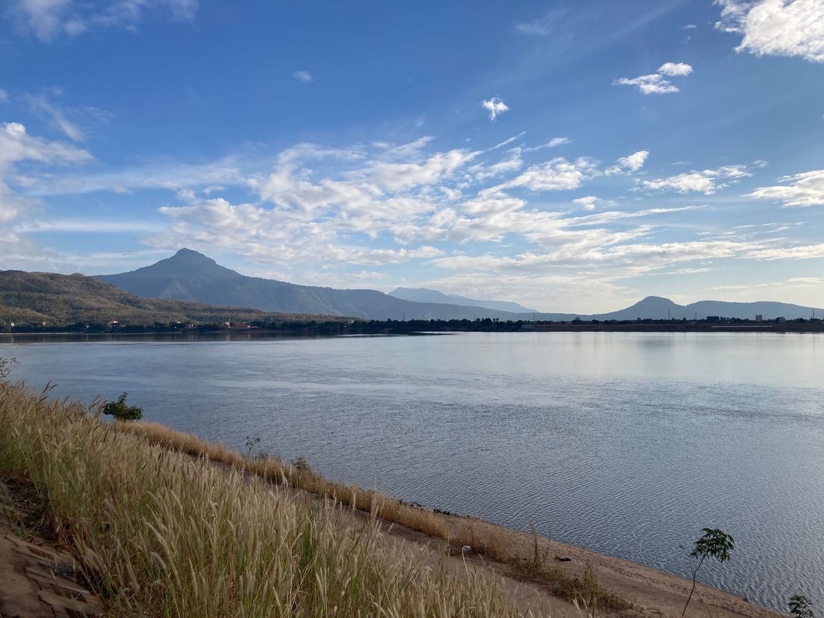 メコンのほとりを散歩。対岸の山の中腹に小さくワット・プーサラオの仏像も見えます。