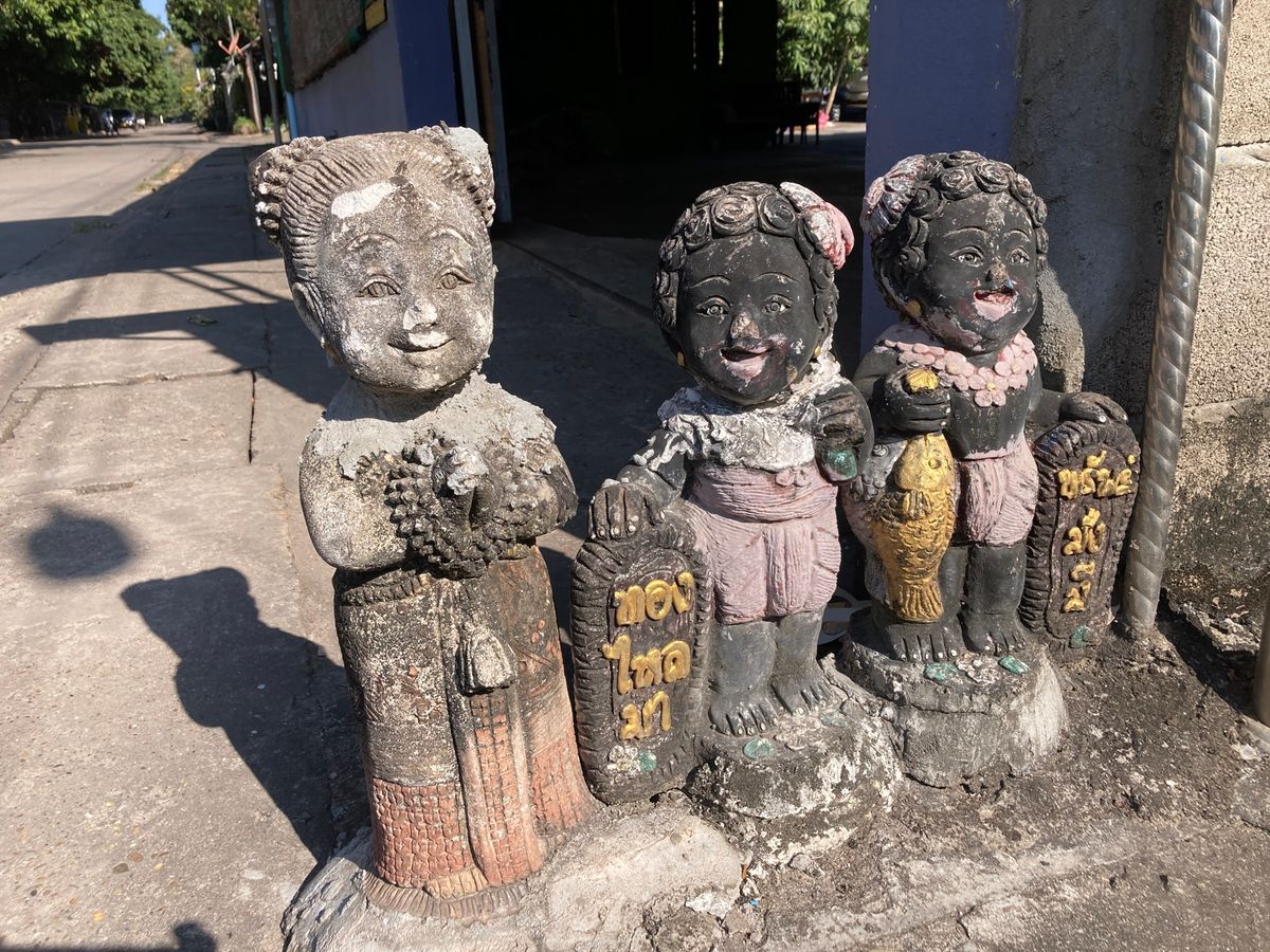 ターケーク
朝のメコン川。対岸はタイ。
前回は茶色だったクマが青に変身。
...