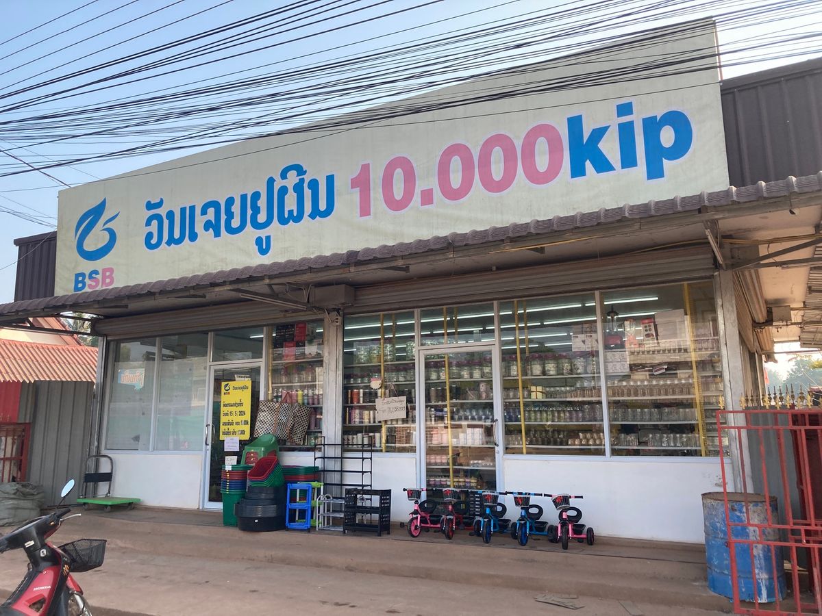 バンケーン
朝食を食べようと市場へ。隣のベトナムと違い、朝からボサッとして...