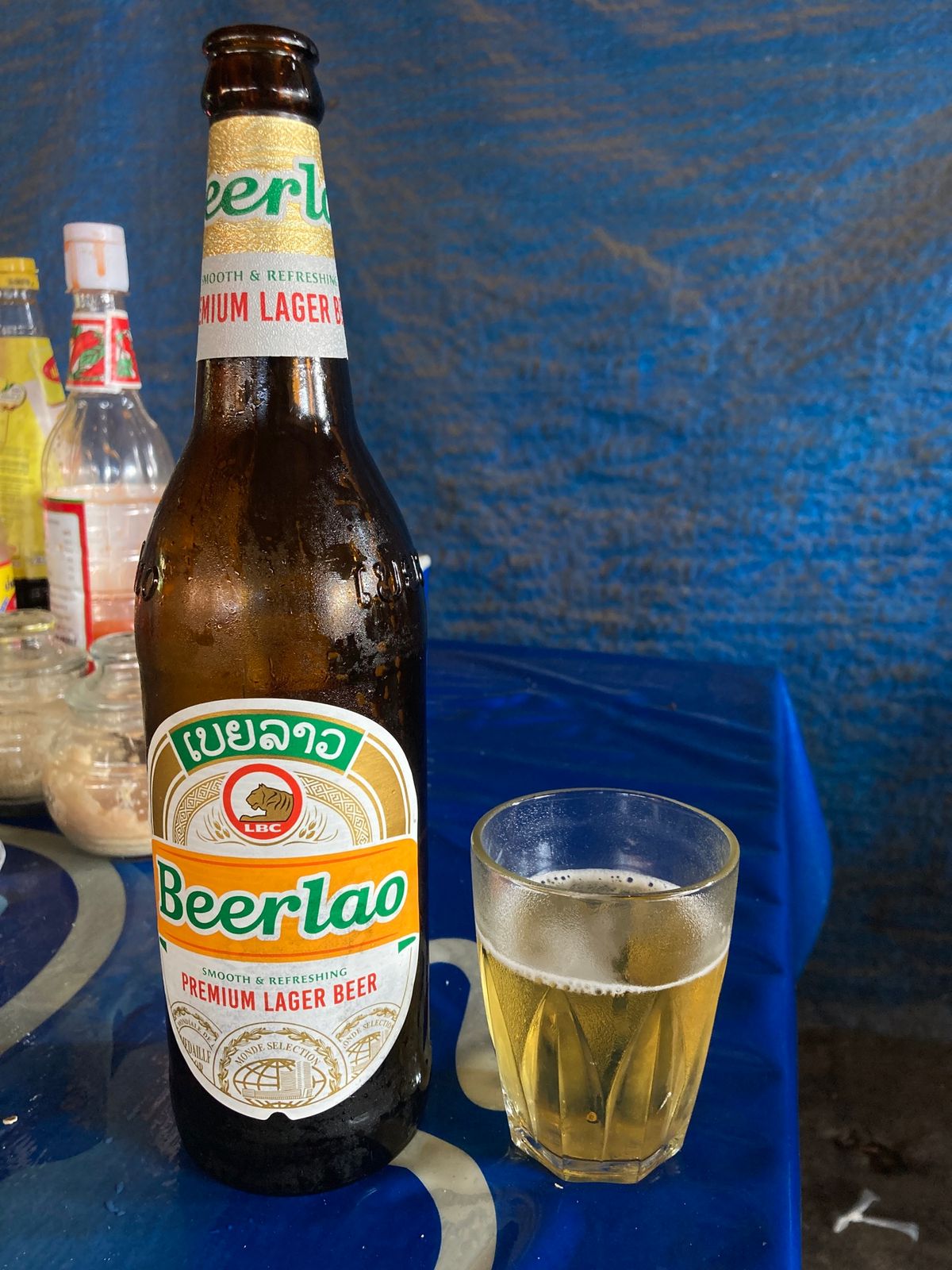 ターケーク。お昼はピンカイ(焼き鶏)とカオニャオ(おこわ)。ビールは置いて...