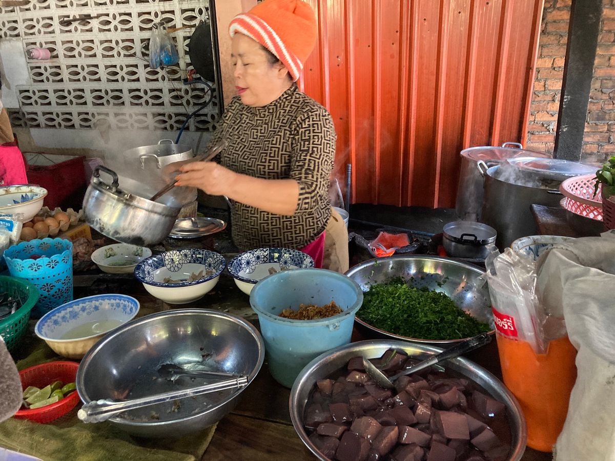 ターケーク、散歩しながら朝食を食べに。適当に歩いていたらなかなか混雑してい...