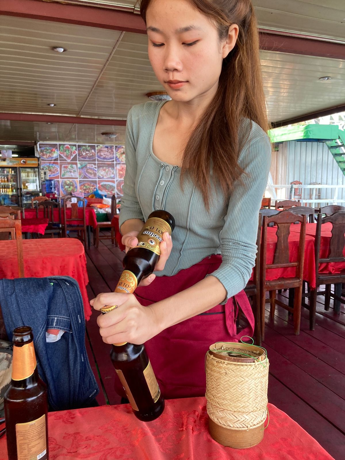 ダムの湖側はかなりの観光地となっていて、水上レストランや観光船がたくさん。...