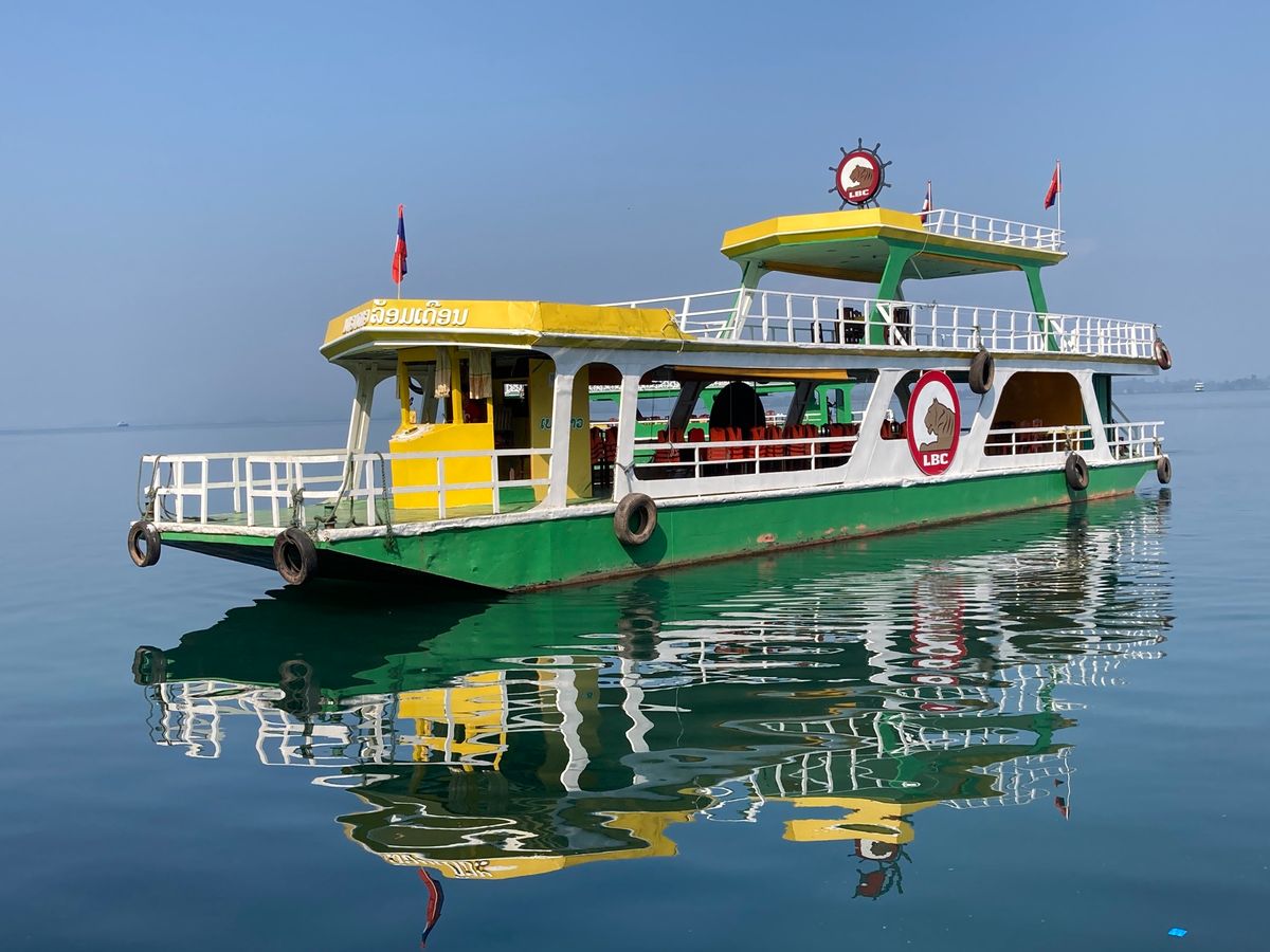 ダムの湖側はかなりの観光地となっていて、水上レストランや観光船がたくさん。...