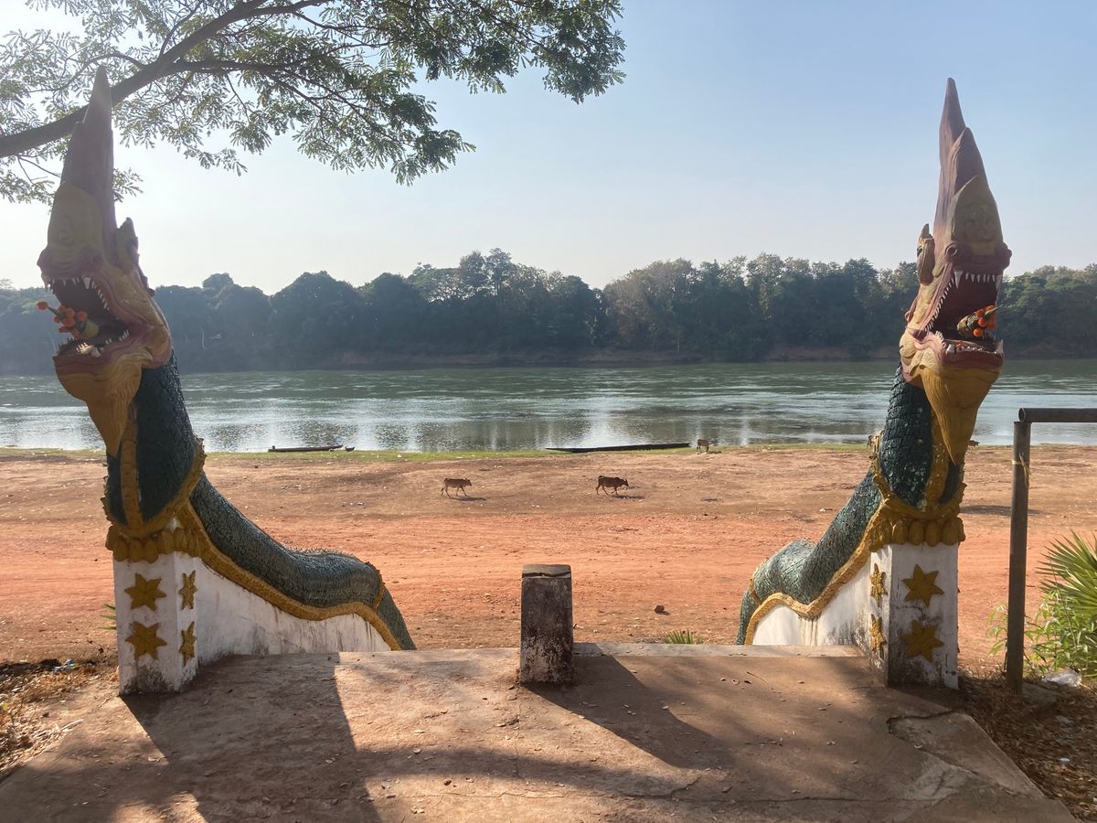 バンケーン到着。とりあえず適当にゲストハウスを選んだが、ずいぶんピンク。そ...