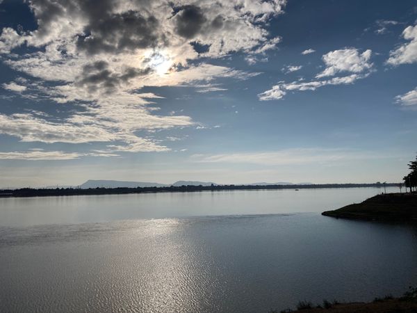 ラオス人民民主共和国・ルアンパバーン「ラオス」の写真：メコンのほとりを散歩。対岸の山の中腹に小...