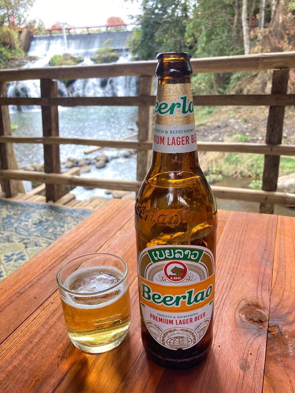 ラオス人民民主共和国・ルアンパバーン「ラオス」の写真：パークソン
ゲストハウスの近くのお店で滝...