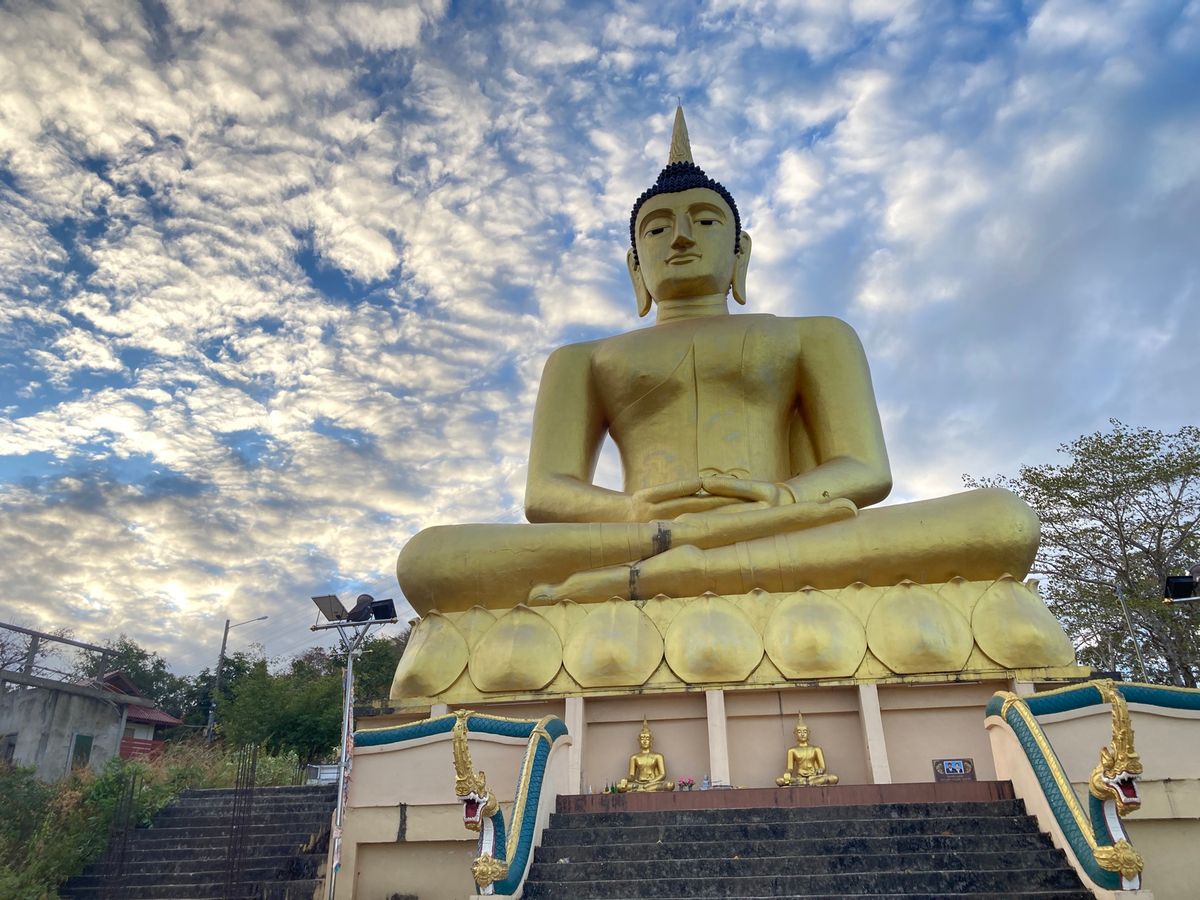 早朝にバイクでワット・プーサラオへ。朝日と仏像、ラオス日本大橋も見えてサイ...