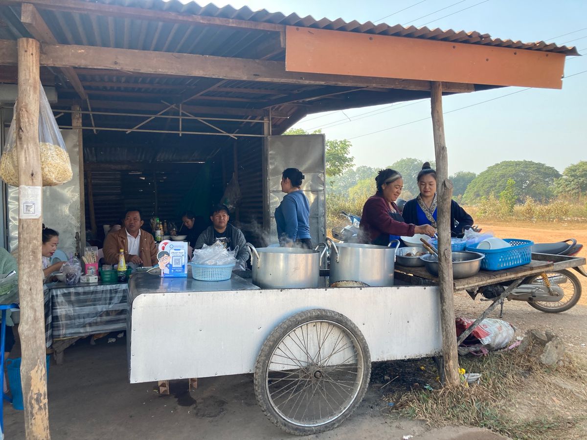 バンケーン
市場の朝食を諦めて町のメインの道路方面へ。屋台的な麺屋さん発見...