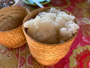 パークソン
朝食、ラオスは食材自体が良いからだろうけれど、米(おこわ)はも...