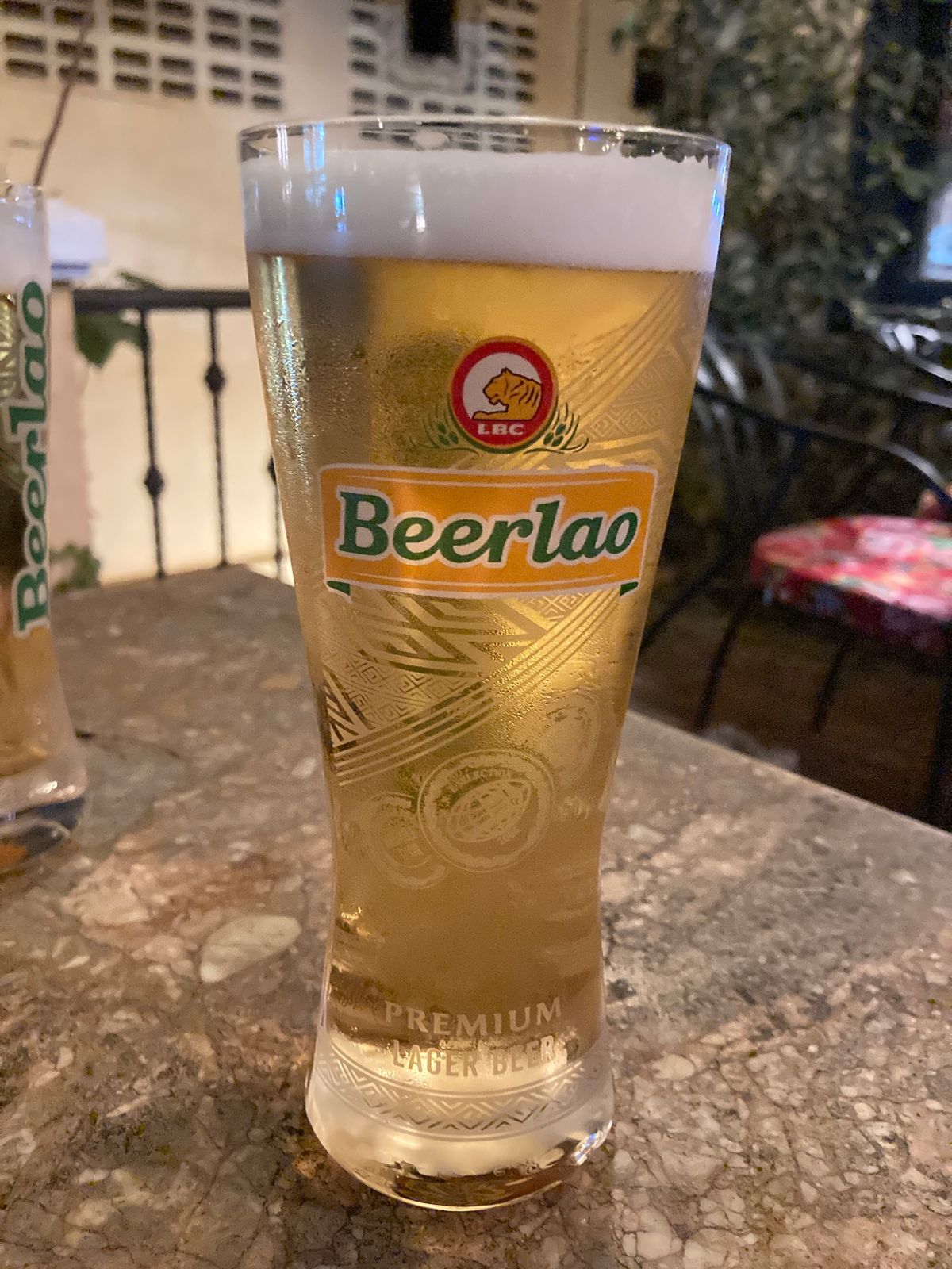 ビエンチャン到着。まずはいつもの生ビアラオとラオ牛、ラープに空芯菜。相変わ...