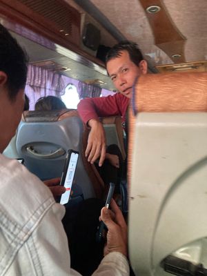 生オレンジジュースやお弁当を買い込み、ターケークへ。旅行会社のオフィスで出...