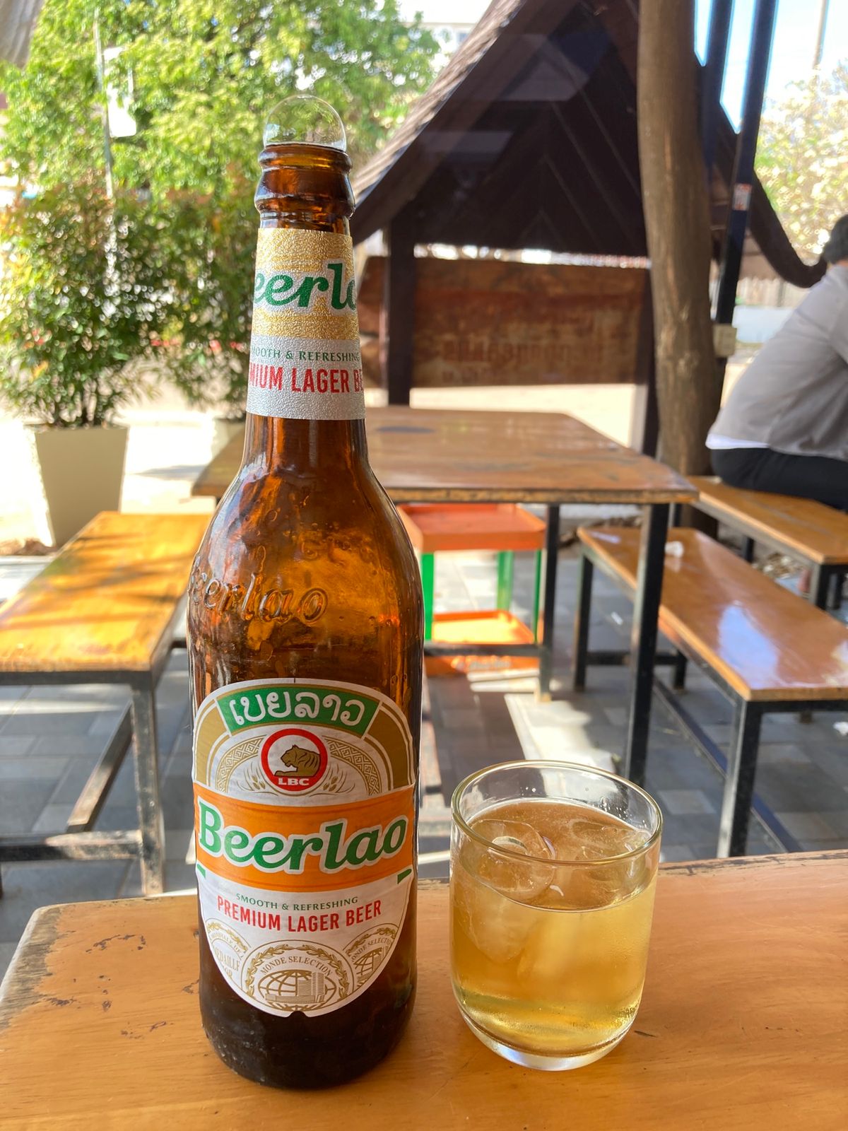 帰ってきたパークセー、高原のパークソンとは違い日中は暑い。メコン川沿いのレ...