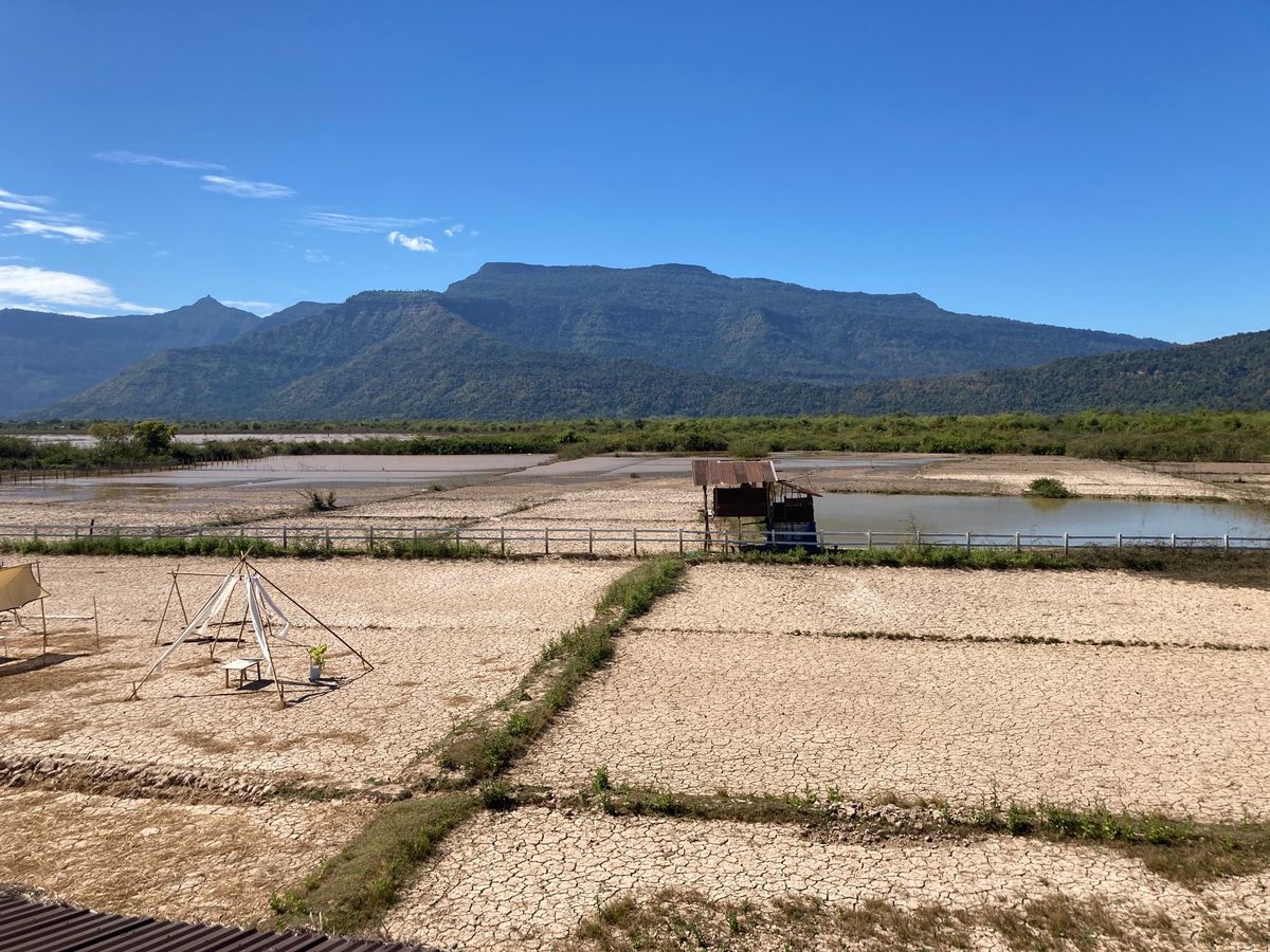 パークセー
市内でバイクをレンタルし、メコン川にかかるラオス日本大橋を渡る...
