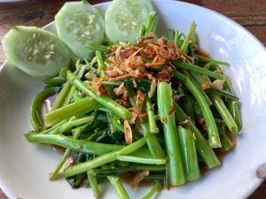雑貨屋さん兼食堂でランチ、揚げたコブミカンの葉が美味しい鶏軟骨揚げ、空芯菜...