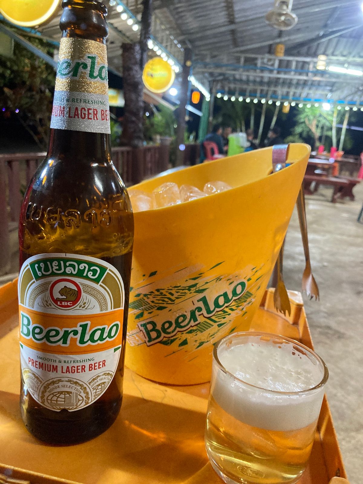 初のラオス南部・パークセー。バスが夜到着でとりあえず夕食。美味しい。