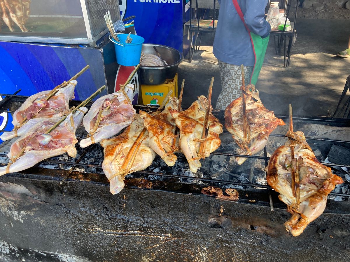 メコン川沿いのレストランでランチ。鶏の丸焼きで有名なようで美味しい。ラープ...