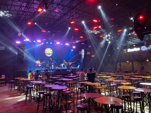 ラオス人民民主共和国・ルアンパバーン「ラオス」の写真：ビアラオ公式ライブイベントをやっている、...