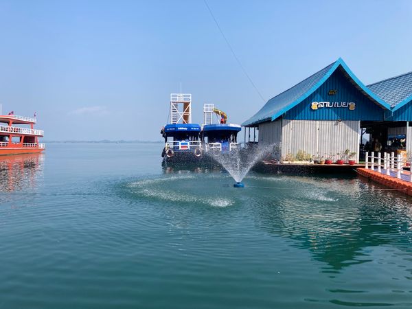 ラオス人民民主共和国・ルアンパバーン「ラオス」の写真：ダムの湖側はかなりの観光地となっていて、...