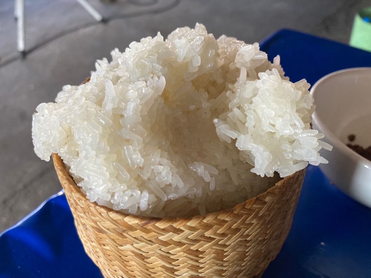 ターケーク。お昼はピンカイ(焼き鶏)とカオニャオ(おこわ)。ビールは置いて...