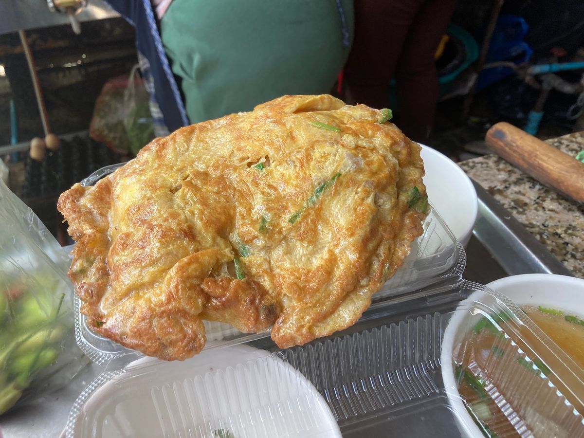 生オレンジジュースやお弁当を買い込み、ターケークへ。旅行会社のオフィスで出...