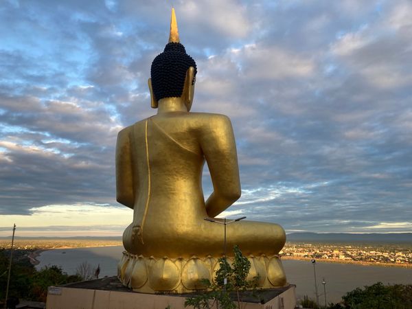 ラオス人民民主共和国・ルアンパバーン「ラオス」の写真：早朝にバイクでワット・プーサラオへ。朝日...