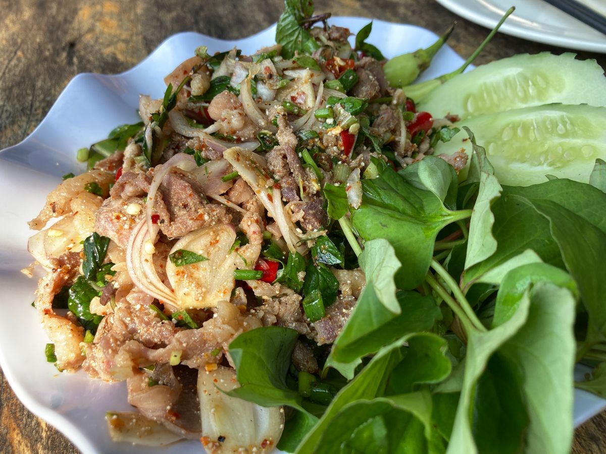 メコン川沿いのレストランでランチ。鶏の丸焼きで有名なようで美味しい。ラープ...