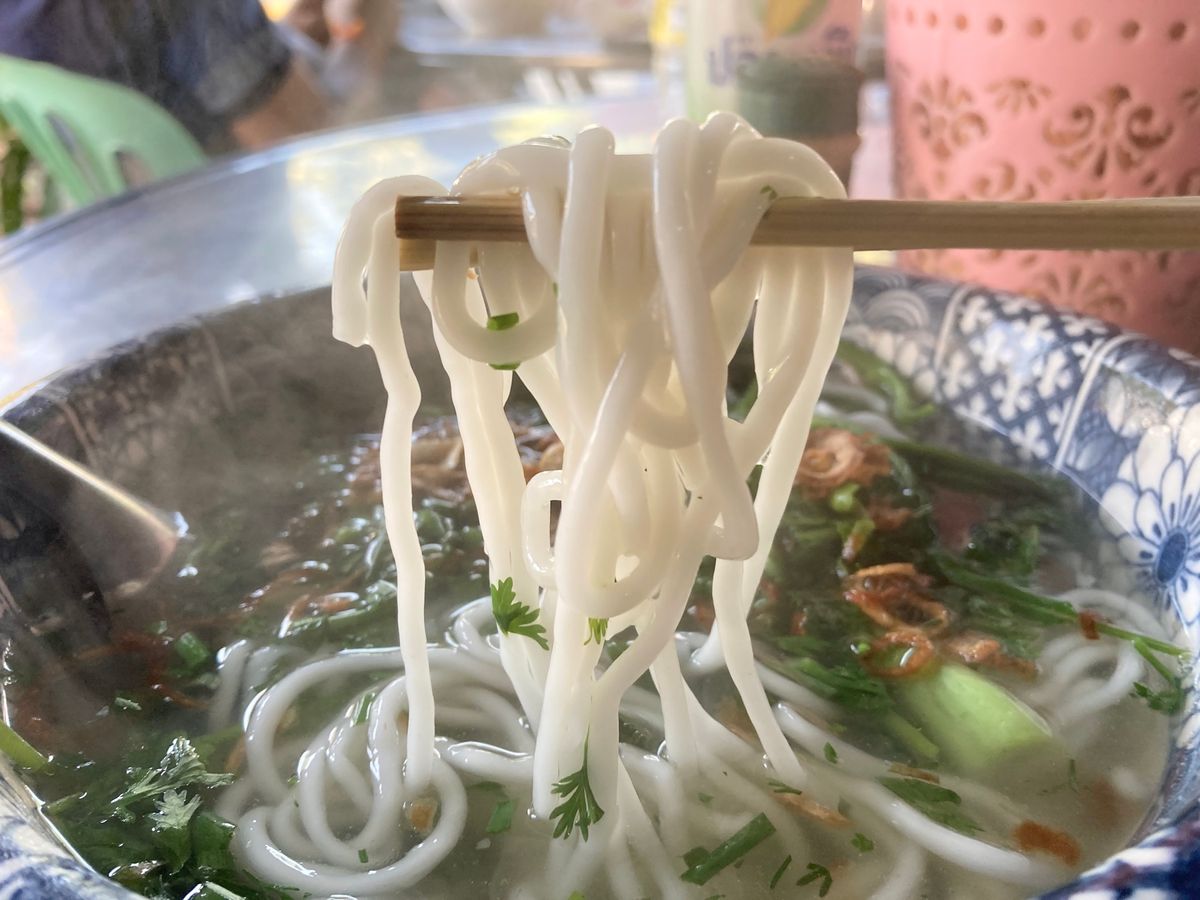 ターケーク、散歩しながら朝食を食べに。適当に歩いていたらなかなか混雑してい...