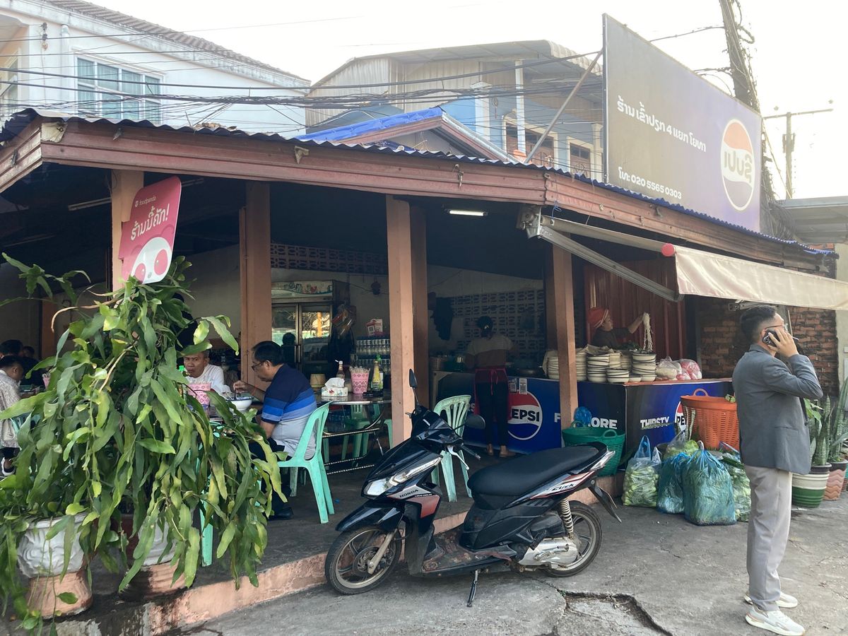 ターケーク、散歩しながら朝食を食べに。適当に歩いていたらなかなか混雑してい...