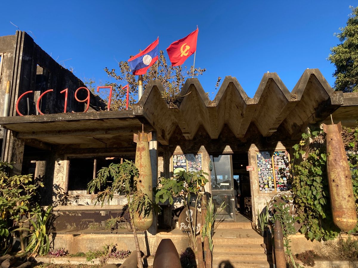 パークソン
戦争中のミサイルなどが飾られたテーマパーク風カフェ。
田舎町だ...