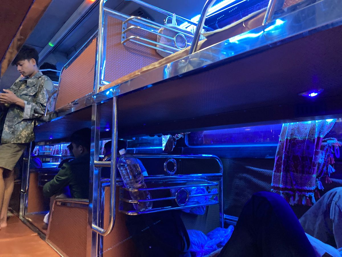 パークセー
夜のバスで一気にビエンチャンまで。今回も1区画分の寝台スペース...