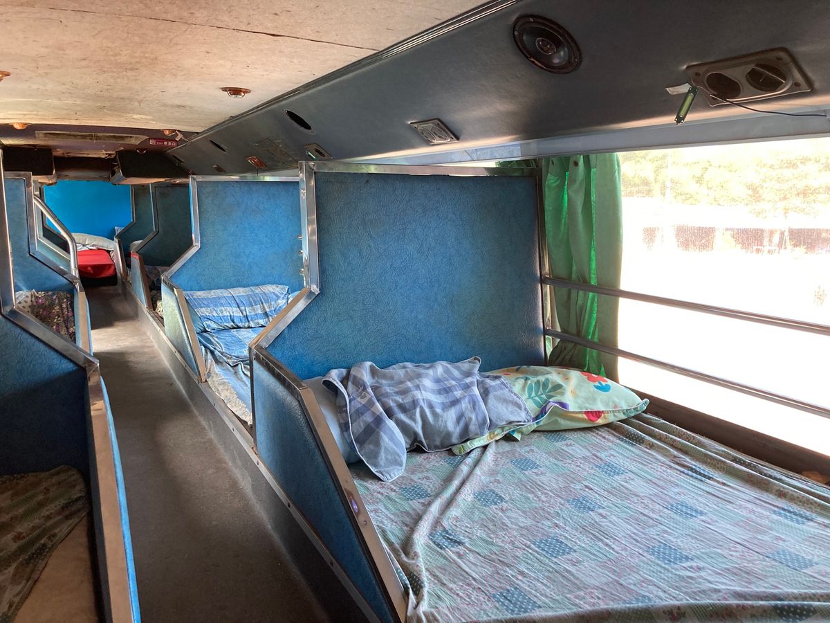 ターケークからパークセーまでバス移動。
二階建てバスの寝台で基本一つのスペ...