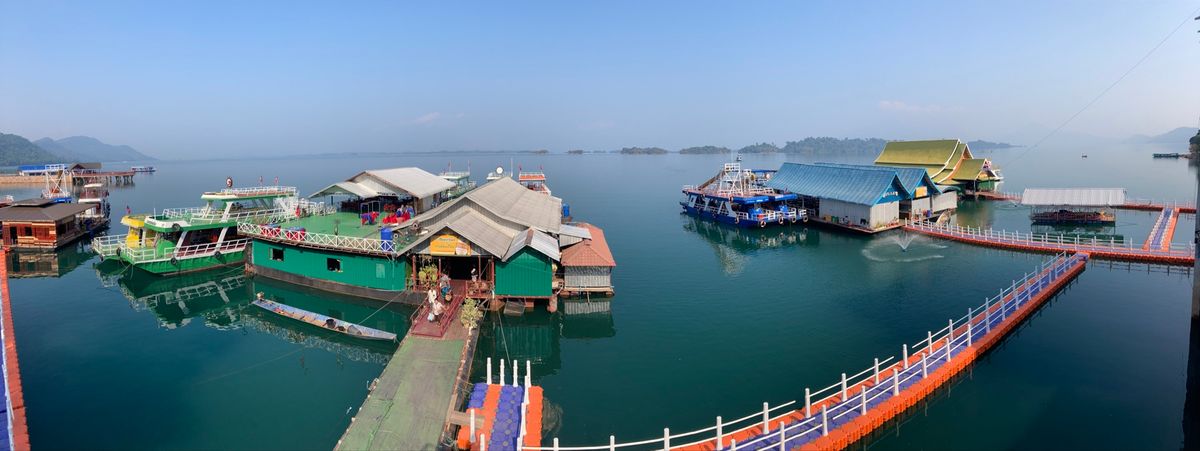 ダムの湖側はかなりの観光地となっていて、水上レストランや観光船がたくさん。...