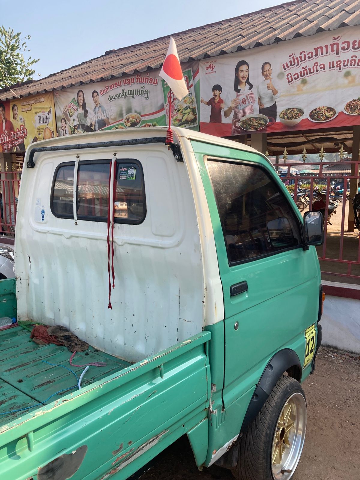 バンケーン
朝食を食べようと市場へ。隣のベトナムと違い、朝からボサッとして...