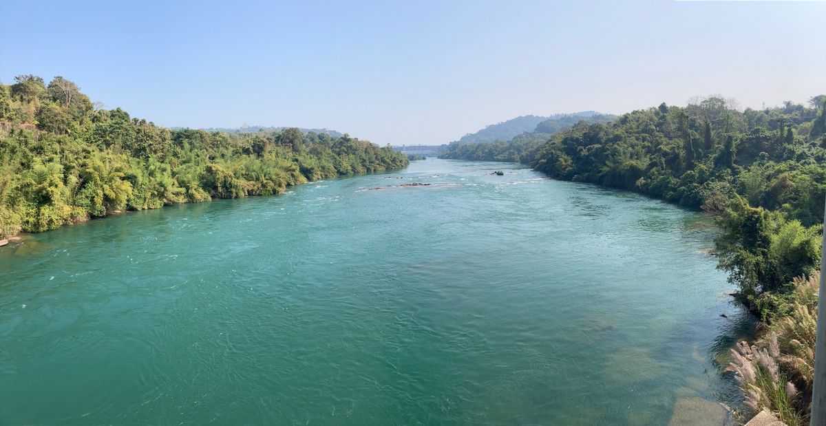 バンケーン
地図を見るとナムグムダムに近く、行ってみたくなりました。
しか...
