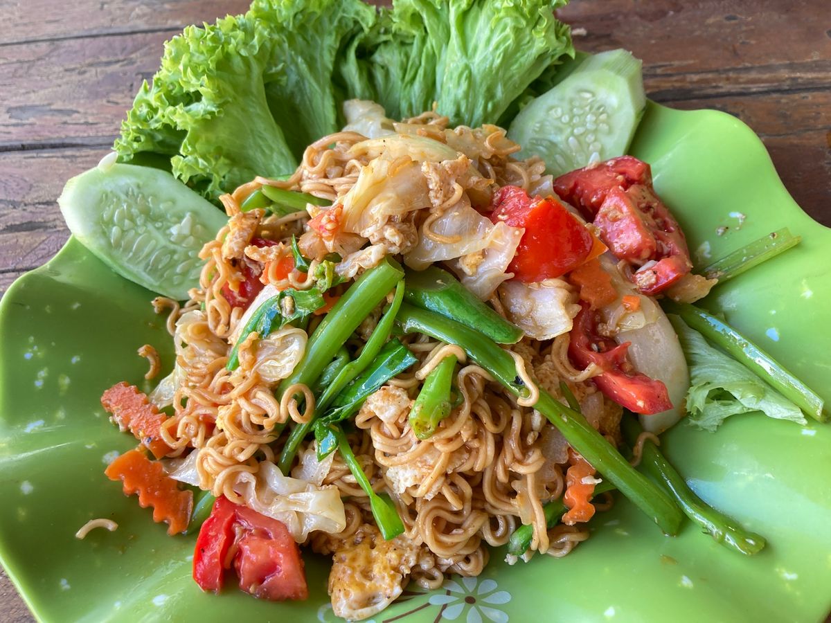 雑貨屋さん兼食堂でランチ、揚げたコブミカンの葉が美味しい鶏軟骨揚げ、空芯菜...