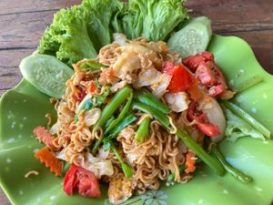 雑貨屋さん兼食堂でランチ、揚げたコブミカンの葉が美味しい鶏軟骨揚げ、空芯菜...